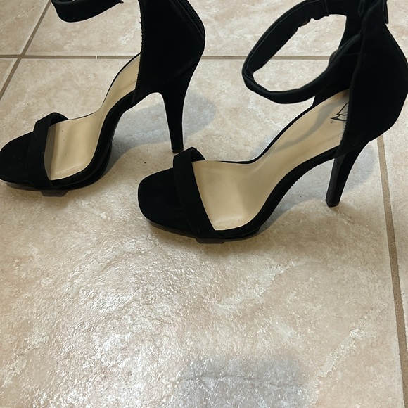 Windsor Heels - Picture 2 of 3